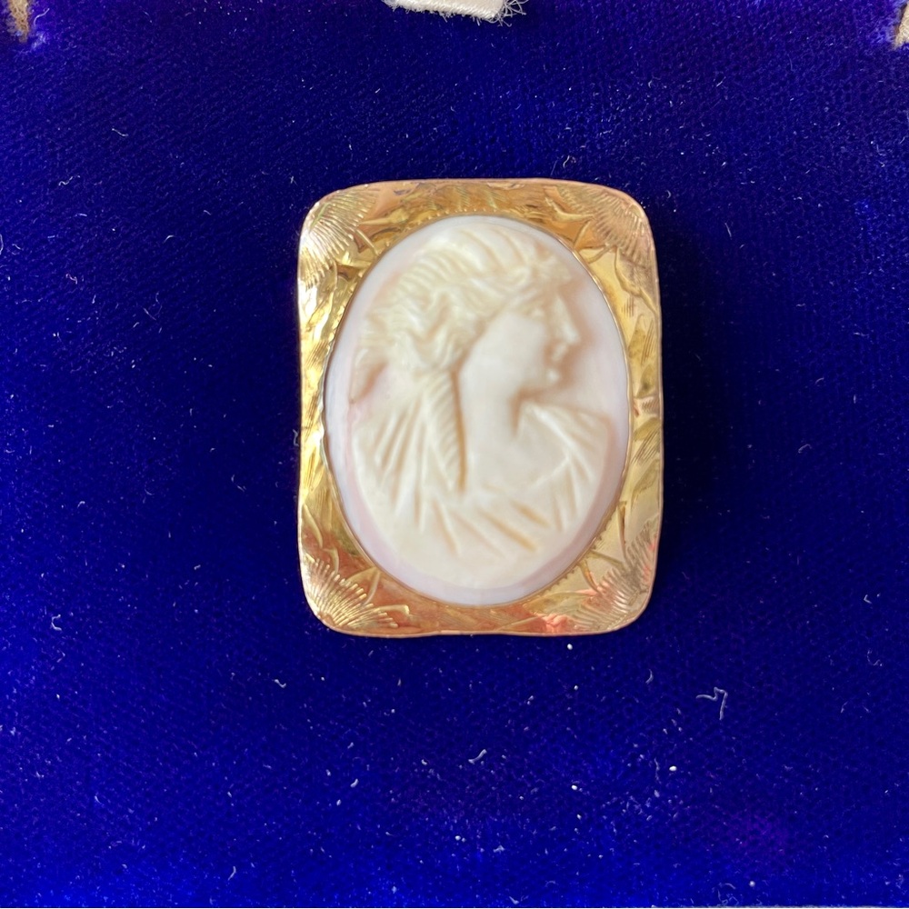 Gold-tone Carved Cameo Brooch - Picture 3 of 9